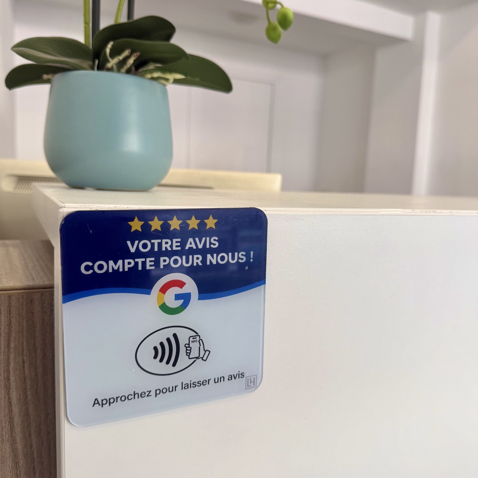 Photo de la plaquette NFC LocalHunter posée sur un comptoir en bois